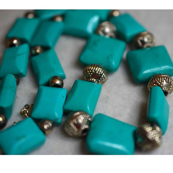 Southwestern FauxTurquoise Chunky Silver Tone Beaded Chunky Gently Worn Necklace - Picture 4 of 5